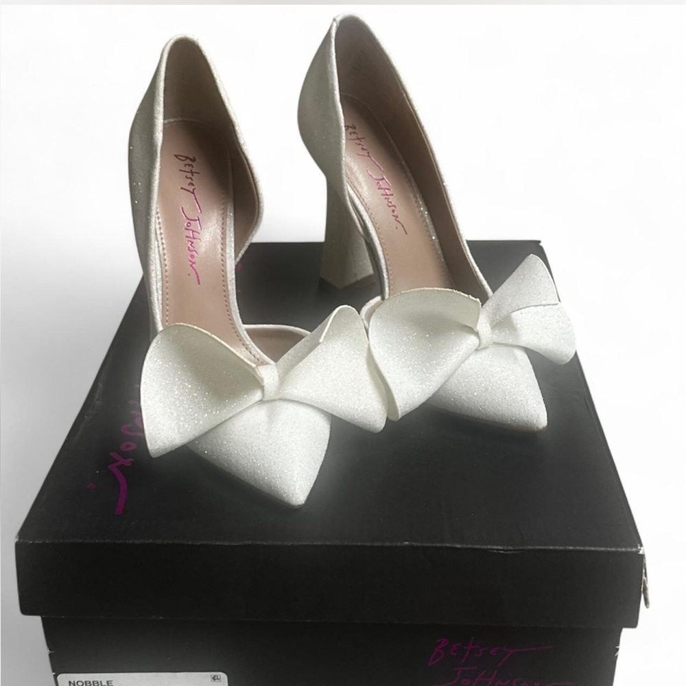 Betsey Johnson White Nobble Bow Heels